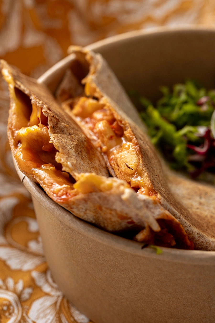 Csirkés pikáns quesadilla tejfölös snidlinges mártogatóval