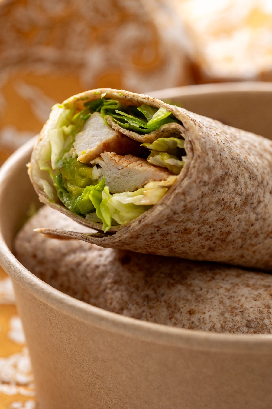 Avokádós tortilla fűszeres csirkemell csíkokkal római salátával joghurtos öntettel