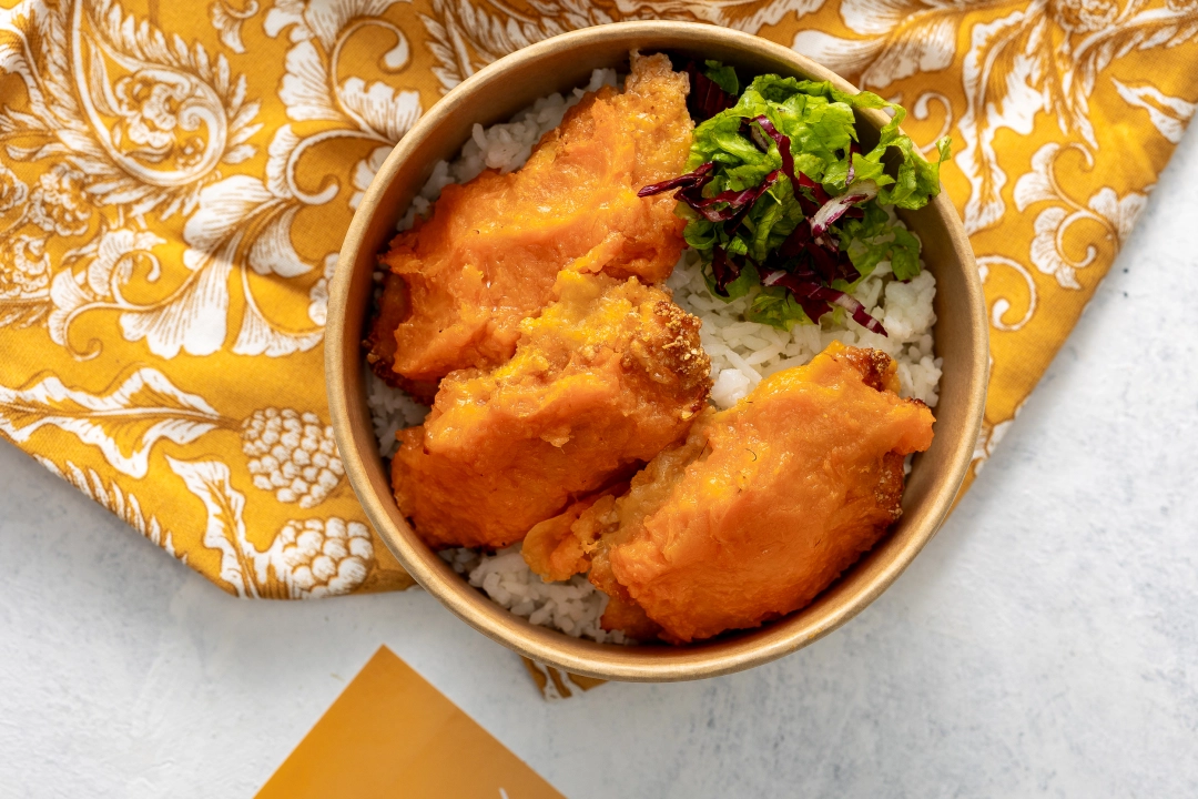 Parmezános csirkemell szeletek cheddar sajtos édesburgonyapürével jázmin rizzsel