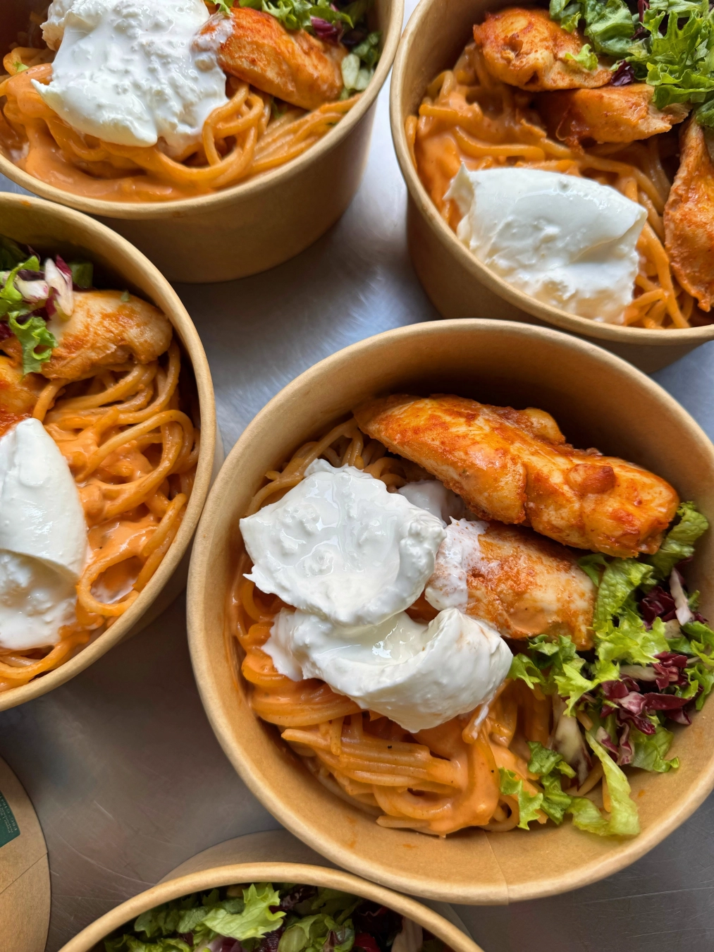 Vörös pestos tejszínes spagetti burrataval csirkemell csíkokkal